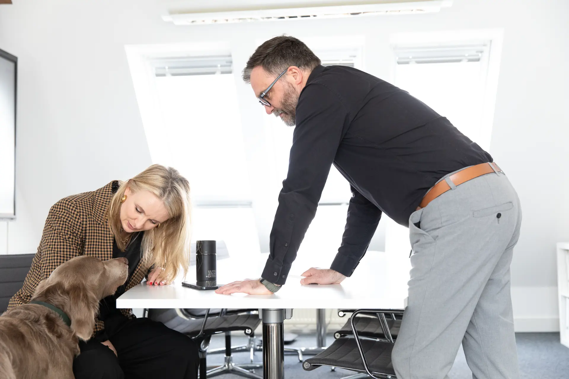 Team im Besprechungsraum im ULPTS Büro