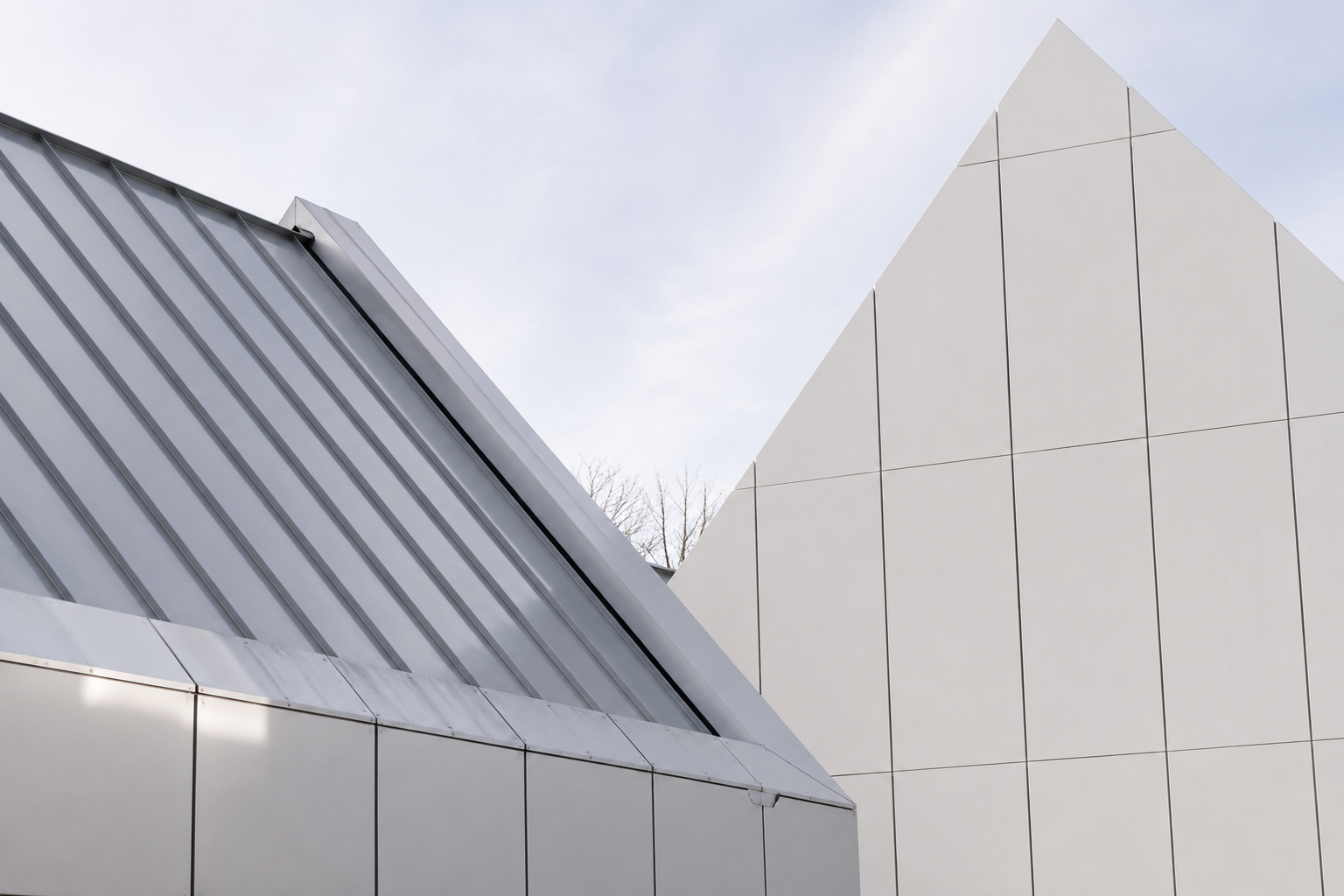 Moderne Gebäudegiebel mit klarer Dachgeometrie